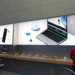 Apple 表参道ではAirPodsの姿がポスターから消えていた