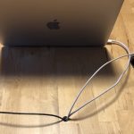 思いきって机に穴を開けるとコードがスッキリする